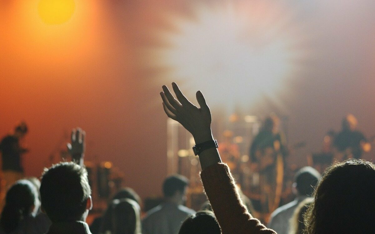 Zuschauer vor der Bühne bei einem Konzert Zuschauer vor der Bühne bei einem Konzert